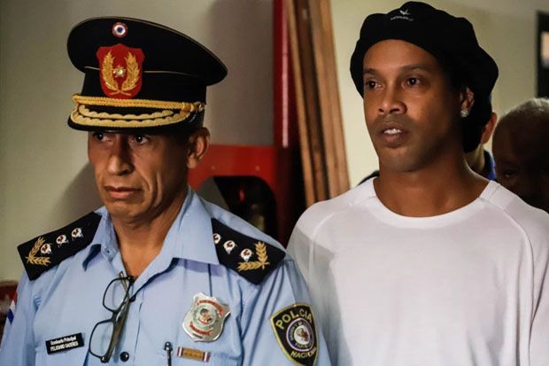 Saksi Kunci Tak Muncul di Pengadilan, Ronaldinho Makin Tersiksa di Penjara
