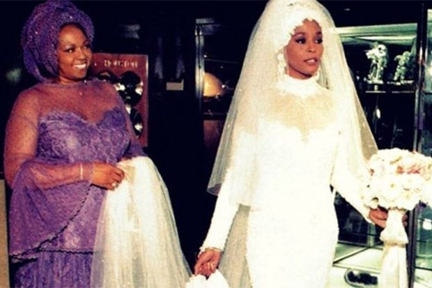 Gaun Pernikahan Whitney Houston Siap Dilelang