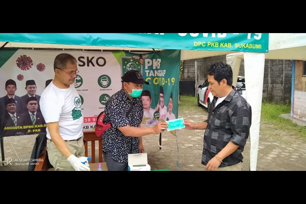Cegah Corona, PKB Bagikan Masker dan Hand Sanitizer di Sejumlah Daerah