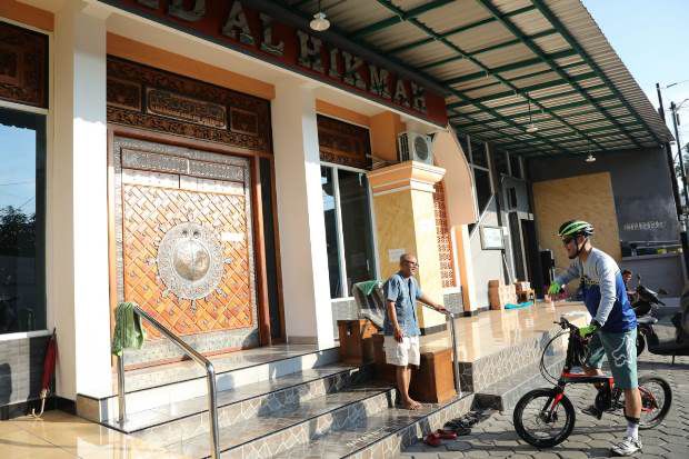 Sambil Gowes, Ganjar Pastikan Protokol Kesehatan di Masjid Jelang Salat Jumat