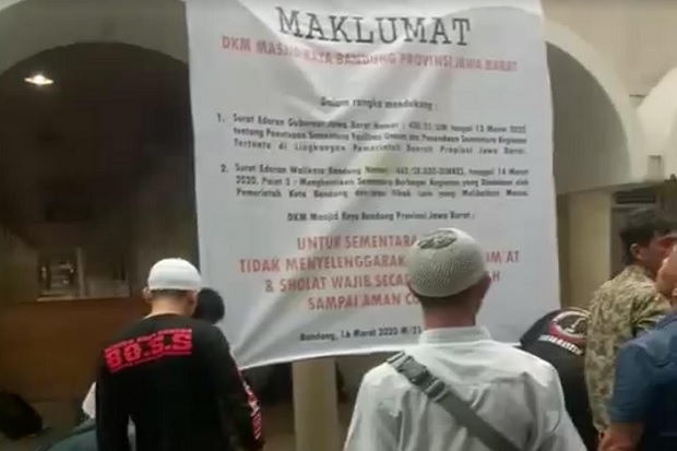 Viral, Video Sekelompok Orang Copot Spanduk Maklumat di Masjid Raya Bandung