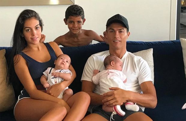 Rayakan Hari Ayah di Italia, Cristiano Ronaldo Pamer Otot Perut