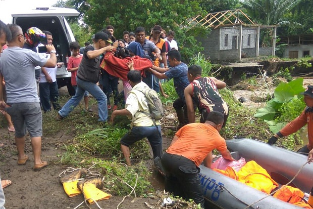 Personel Kodim 1310/Bitung dan Warga Evakuasi Ibu Hamil Terdampak Banjir