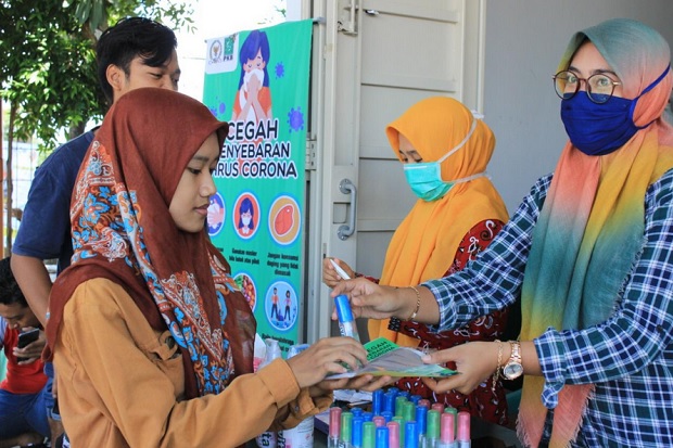Cegah Corona, DPC PKB Tuban Bagikan Masker dan Hand Sanitizer Gratis
