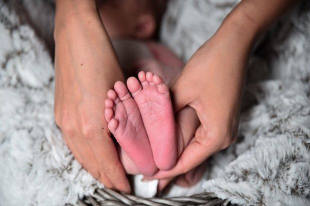 Tertular Ibunya, Bayi 1,5 Bulan di Bandung Positif Corona