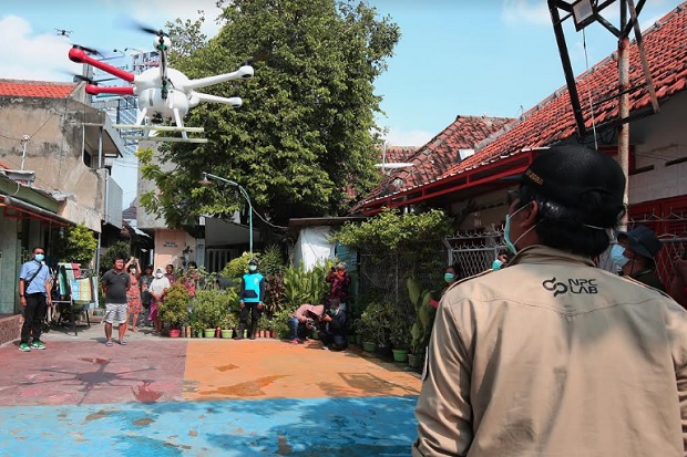 Drone Penyemprot Disinfektan Corona Dikerahkan di Perkampungan Surabaya