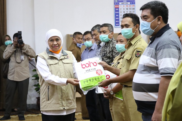 Khofifah Bagikan 7.100 APD di 64 Rumah Sakit Rujukan di Jatim