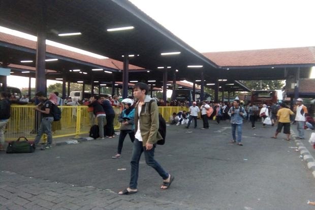 Cegah Penyebaran Corona, Aparat Patroli Terminal Bus Purabaya