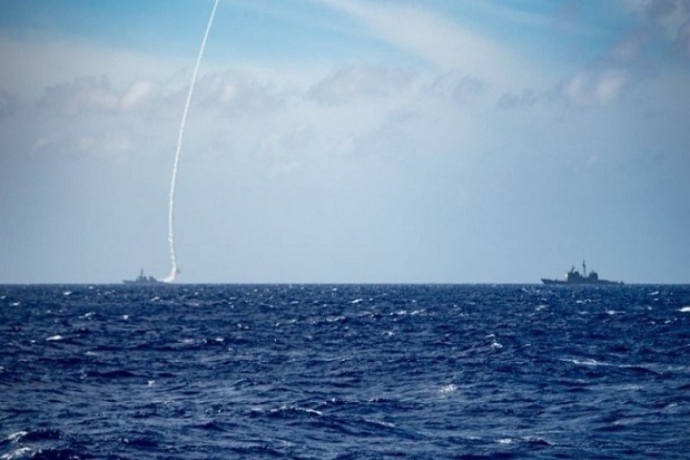 Kapal Perang AS Tembakkan Rudal di Laut China Selatan