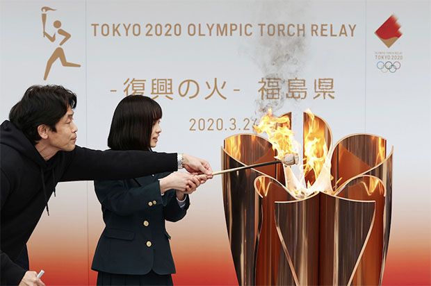 Warga Nekat Nonton Pawai Obor Olimpiade 2020 di Fukushima