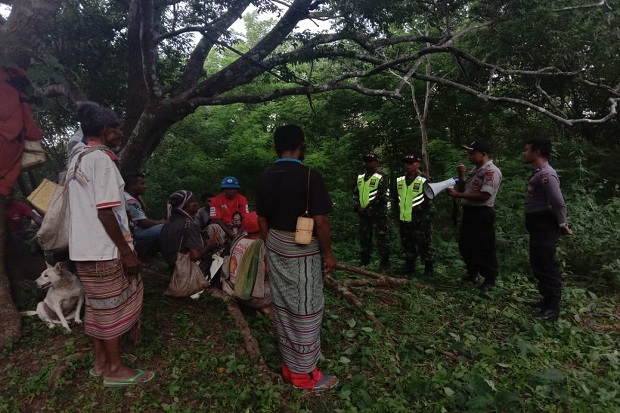 Aparat di Perbatasan Indonesia - Timor Leste Ingatkan Warga Bahaya Corona