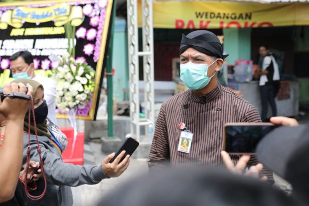 Berpakaian Tradisional, Ganjar Beri Penghormatan ke Ibunda Jokowi