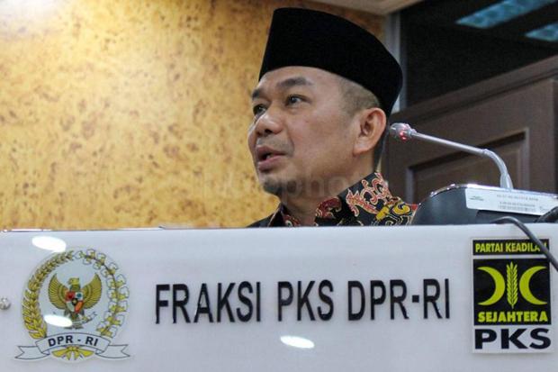 PKS Serahkan Bantuan APD Hasil Potong Gaji Anggota DPR ke IDI