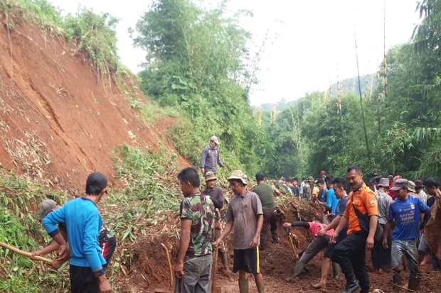 Tebing Longsor, Akses Empat Desa di Bandung Barat Lumpuh