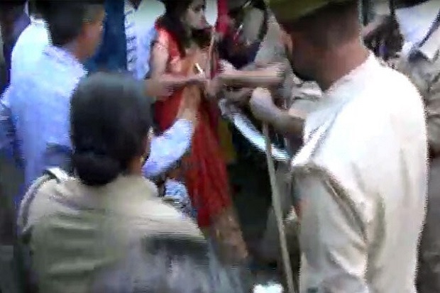 Acungkan Pedang, Dewa Perempuan India Tolak Lockdown COVID-19