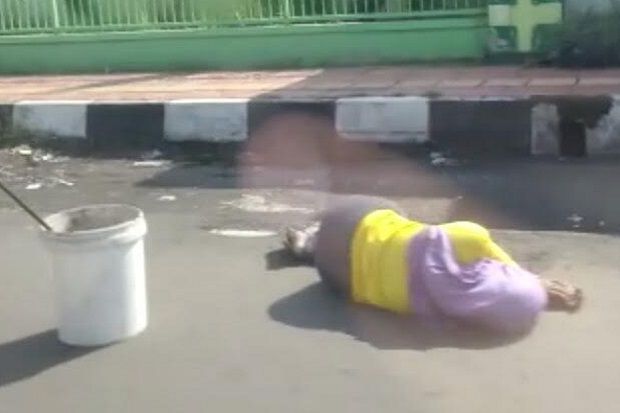 Video Seorang Wanita Tergeletak di Pinggir Jalan Bikin Panik Warga Cimahi