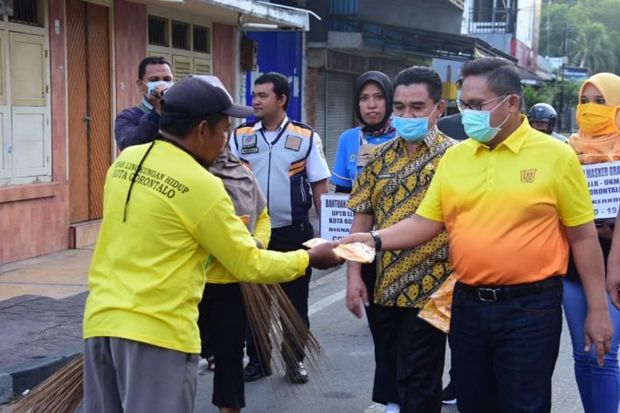 Jajaran Pejabat Pemkot Gorontalo Berolahraga dan Bagi-Bagi 500 Masker