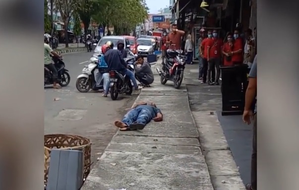 Seorang Pria Tergeletak di Pinggir Jalan Gegerkan Kota Meulaboh Aceh