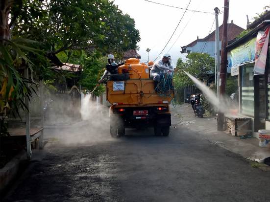 Pemkot Denpasar Semprotkan 110.000 Liter Disinfektan di Kecamatan Denpasar Barat