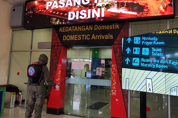Brimob Polda Sulut Semprot Disinfektan Bandara Sam Ratulangi Manado