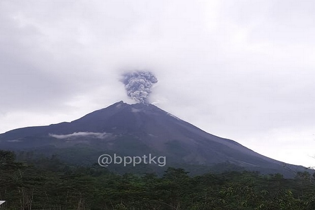 Gunung Merapi Meletus, Lontarkan Abu Vulkanik Setinggi 3.000 Meter