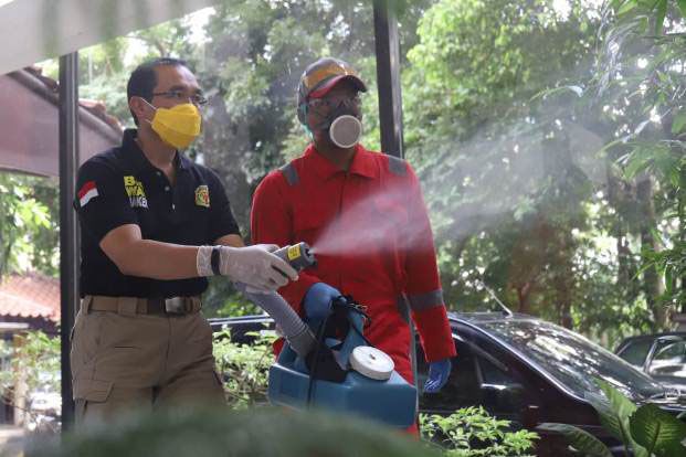 Penyemprotan Desinfektan Covid-19 di Pulogadung, Libatkan Pekerja Korban PHK