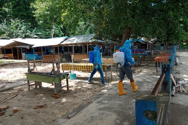 Steril Pengunjung, Lapak Suvenir di Pantai Liang Bunaken Disemprot Disinfektan