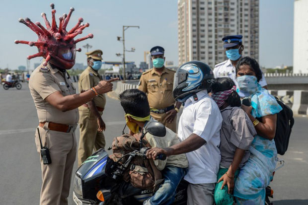 Ingatkan Warga, Polisi India Pakai Helm Berbentuk Virus Corona
