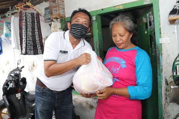 Merasakan Bantuan Tokoh Kota Surabaya Ini saat Pandemi Corona, Warga Ucapkan Syukur