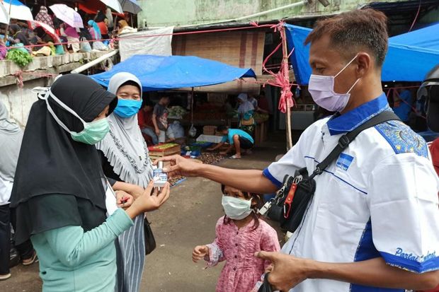 Berikan Hand Sanitizer, Kepedulian Anggota DPR Ini Diapresiasi Tokoh Pasar Bandar Buat