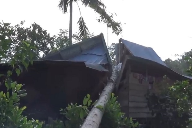 Diterjang Angin Puting Beliung Rumah Terbelah, Sekeluarga Nyaris Tewas