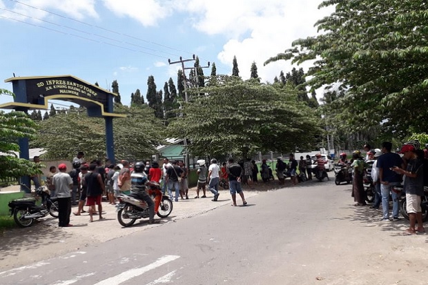 Polisi Bubarkan Demo Warga Tolak Isolasi Penumpang KM Lambelu di Sekolah