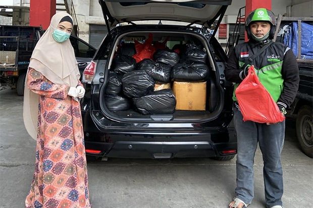 Indah Dewi Pertiwi Bagikan Sembako pada Warga Tak Mampu