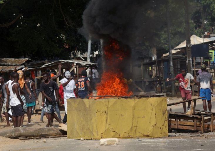 Demonstran Tolak Pusat Tes Virus Corona di Pantai Gading