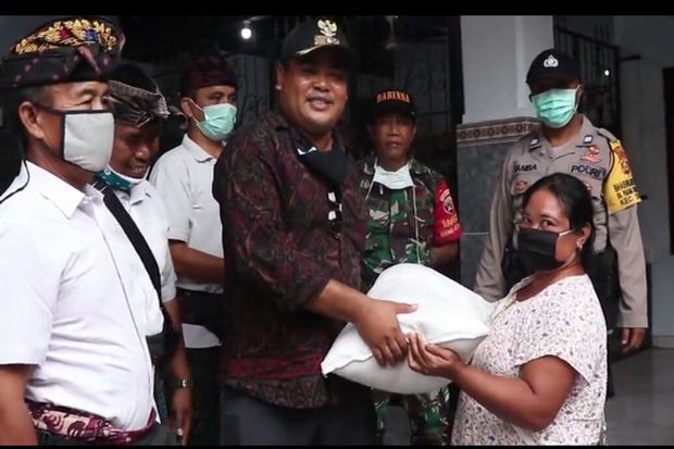 Banjar Padangsumbu Tengah Bagikan Sembako bagi 123 KK