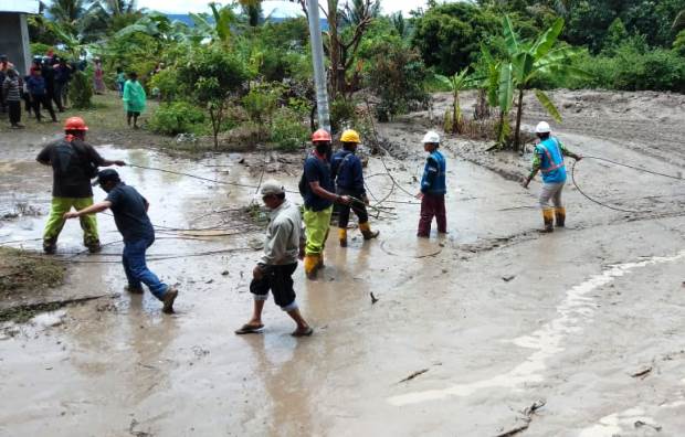 PLN Pulihkan Listrik Pascabanjir Bandang dan Longsor di Tanah Datar