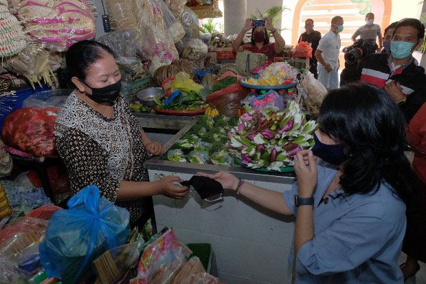 Ketua K3S  IA. Selly Mantra Bagikan Masker ke Pedagang Pasar