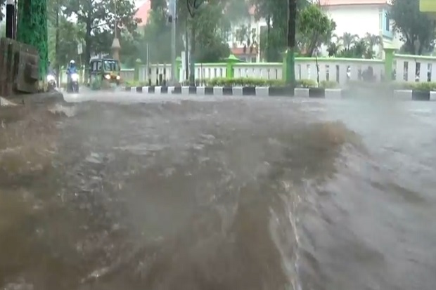 Banjir Bandang Terjang Jalur Pantura Tuban - Semarang