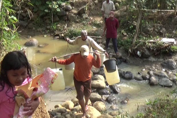 Kemarau, Warga 4 Desa di Kuningan Terpaksa Konsumsi Air Sungai Kotor