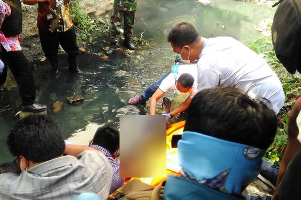 Mayat Wanita Mengapung di Sungai Cigalugur, Diduga Korban Pembunuhan