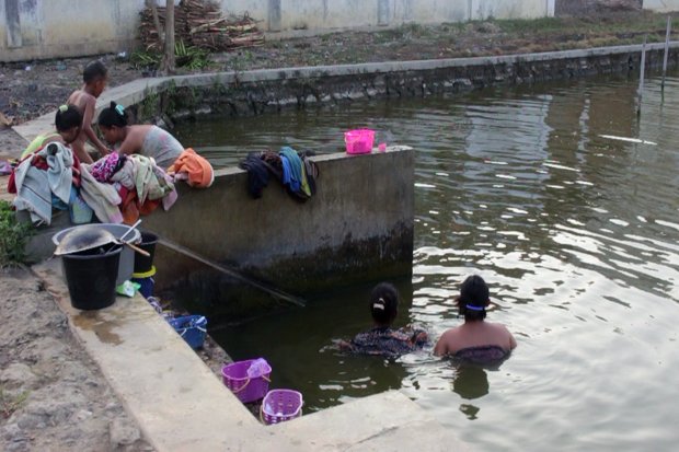 Kemarau, Warga 2 Desa di Indramayu Gunakan Air Penampungan Kotor