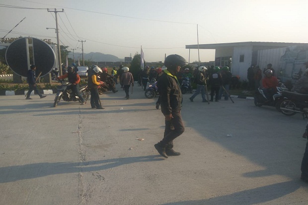 Kelompok Massa Ojol-Opang Bentrok di Bojongsoang