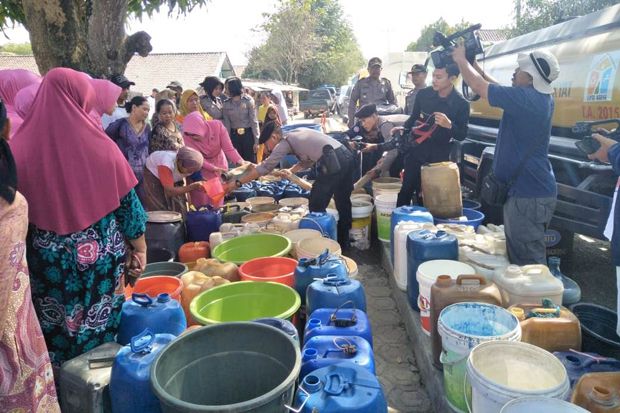 Polres Karawang Bagikan Air Bersih untuk Warga Kecamatan Pangkalan