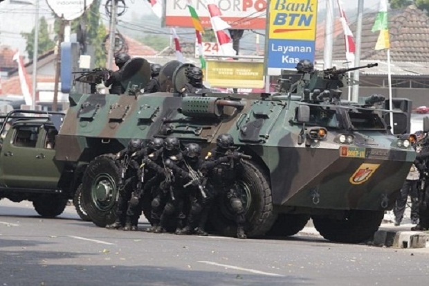 Tim Antiteror Polda Jabar dan Yon Raider Lumpuhkan Teroris di Subang