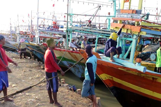 Gelombang Laut Tinggi, Nelayan Indramayu Tak Berani Melaut