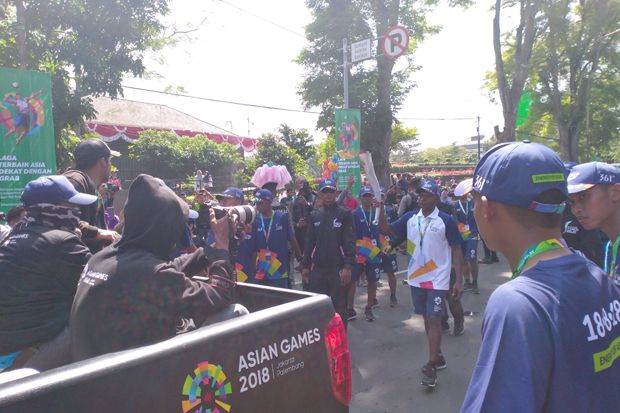 Obor Asian Games Disambut Meriah Ribuan Warga di Gedung Sate