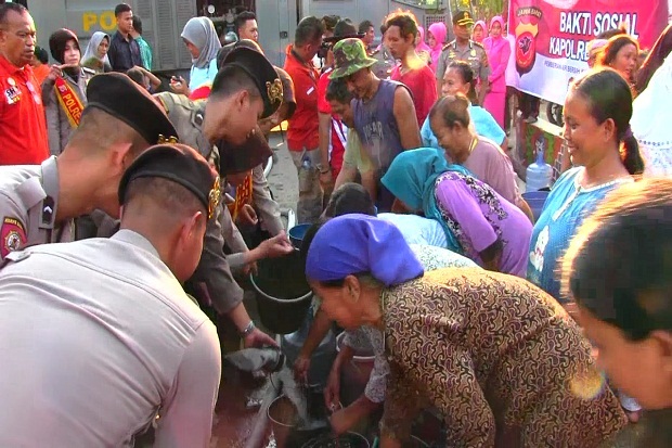 12.000 Liter Air Bantuan Polres Cirebon Ludes dalam 1 Jam