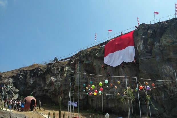 Komunitas Merah Putih Bentangkan Bendera di Tebing Cisantana