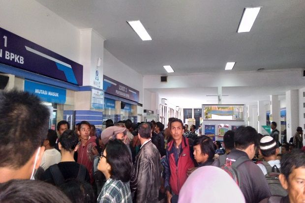 Wajib Pajak Membludak, Calo Berkeliaran di Samsat Bandung