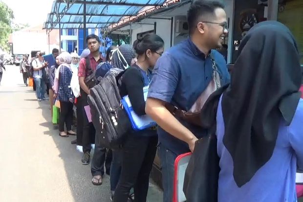 Lowongan CPNS 2018 Dibuka, Warga Serbu Layanan SKCK di Polrestabes Bandung